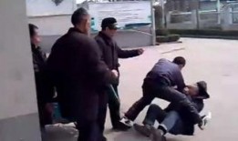 新闻爆料殴打老人视频,殴打老人事件引发社会关注